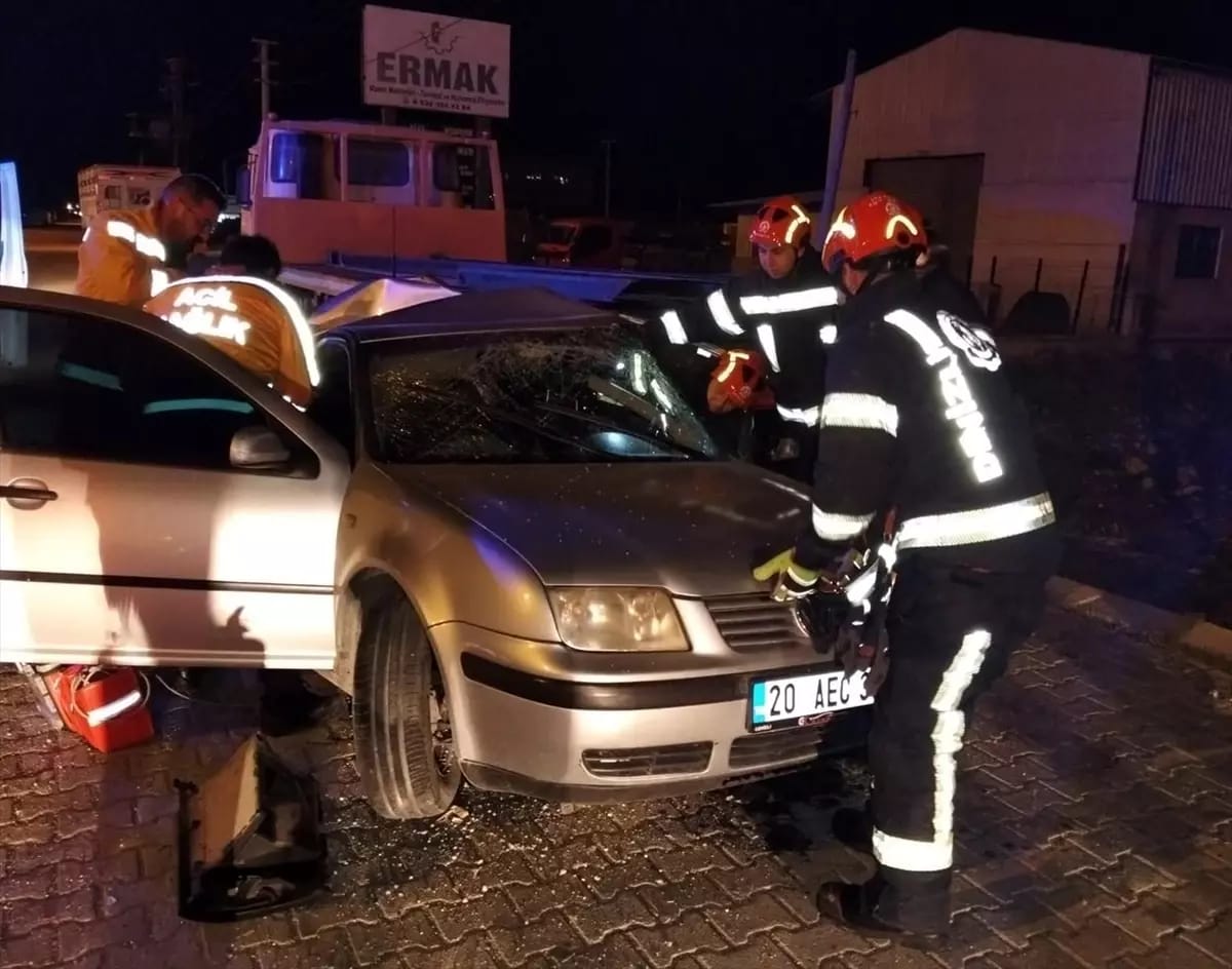 Denizli’de Park Halindeki Tıra Çarpan Otomobilde 1 Kişi Öldü, 1 Kişi Yaralandı