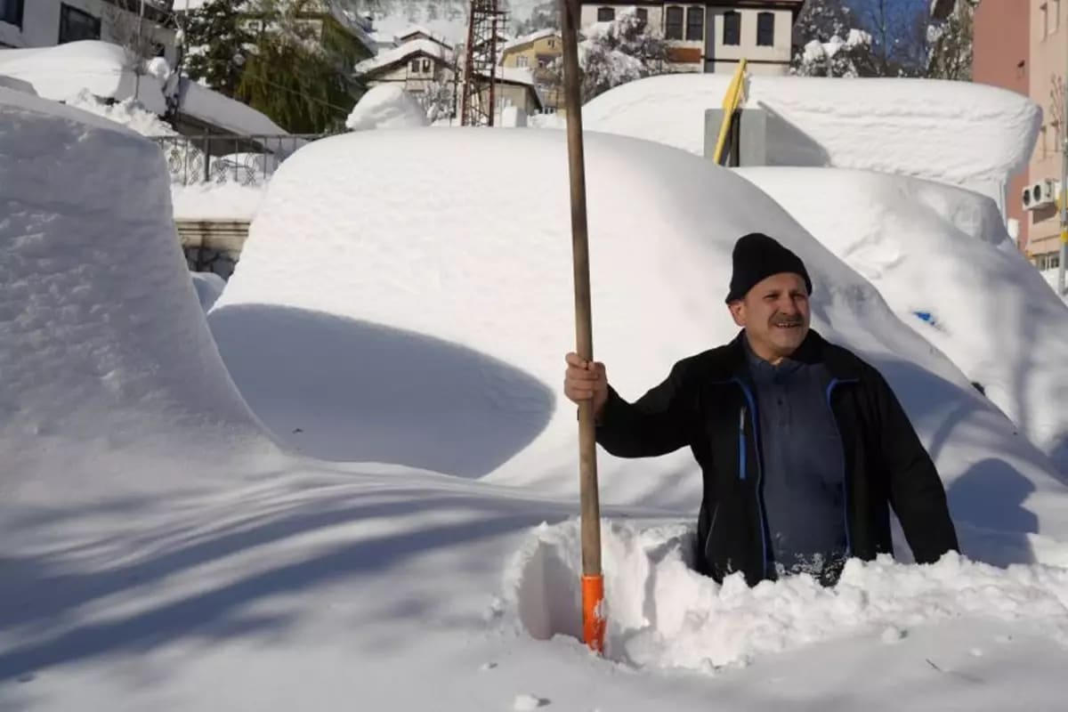 Denizli İlçesi Yoğun Kar Yağışıyla Kara Gömüldü, Vatandaşlar Araçlarını Bulmakta Zorlanıyor