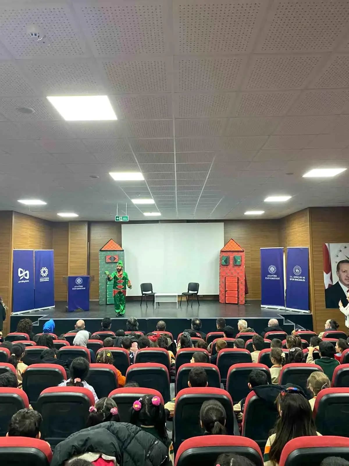 Milli Teknoloji Hamlesi Tiyatro Oyunu ile Denizli’deki Çocuklara Anlatıldı